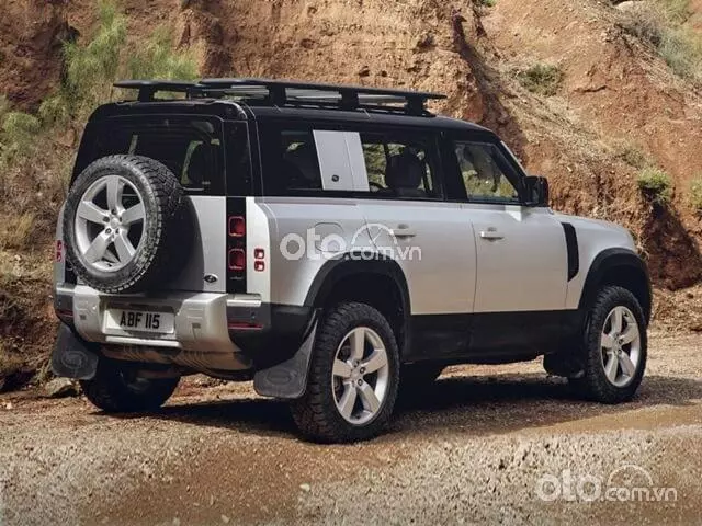 đuôi xe Land Rover Defender.