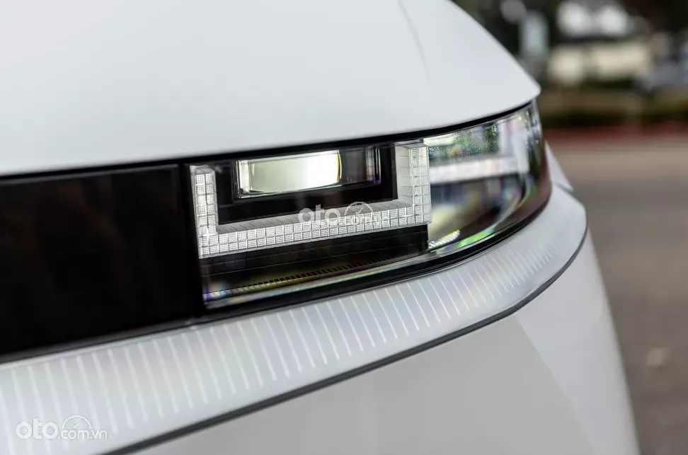 Đèn pha LED dạng điểm tạo hình chữ U bắt mắt.