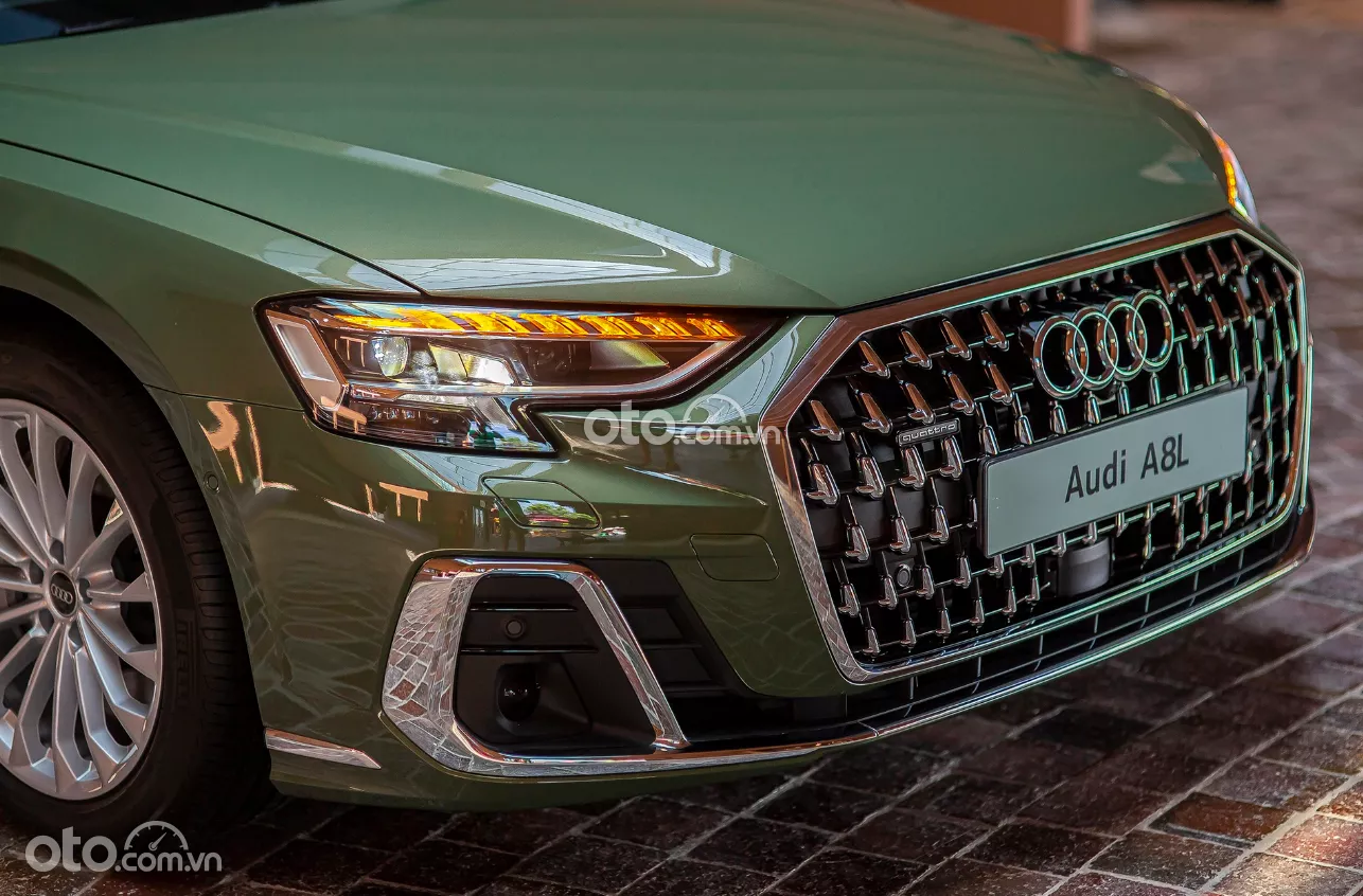 Đèn chiếu sáng trước của xe Audi A8 2022.