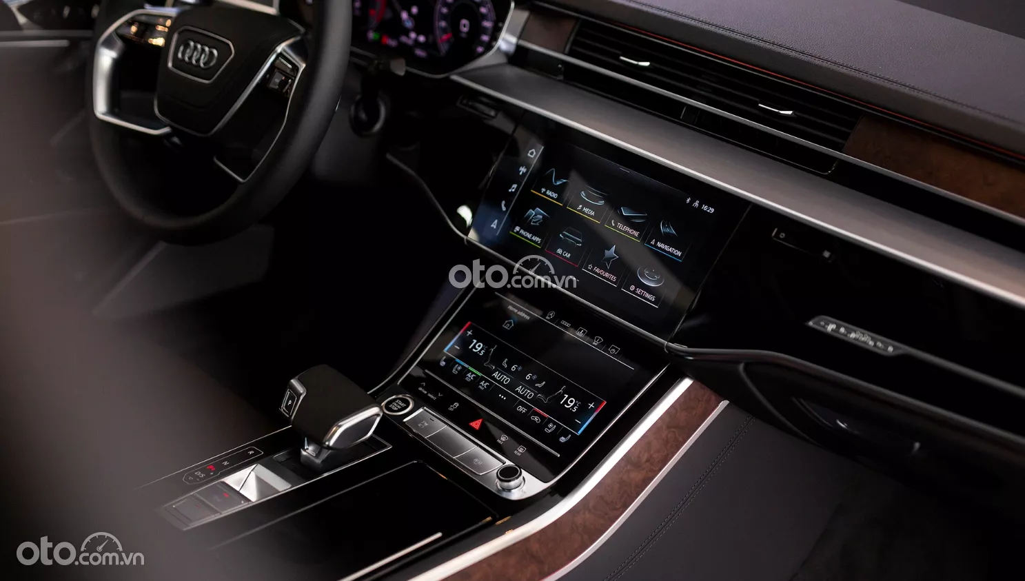 Bảng điều khiển trung tâm xe Audi A8 2022.