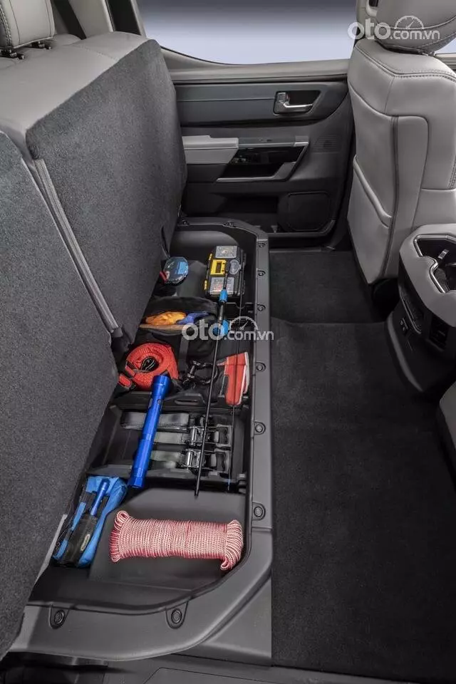 hộc đựng đồ trên xe Toyota Tundra 2022.