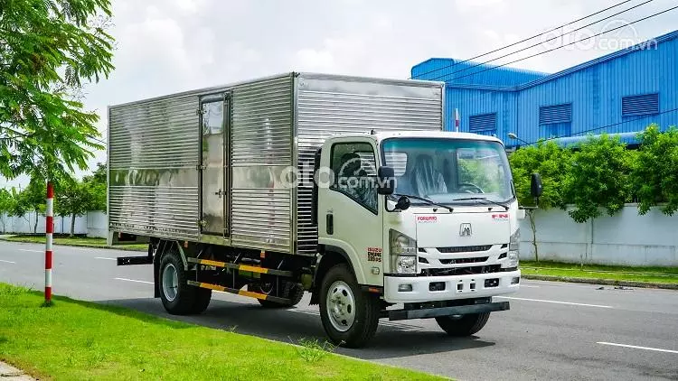 Ngoại thất Isuzu VM FN129M4 thùng kín.