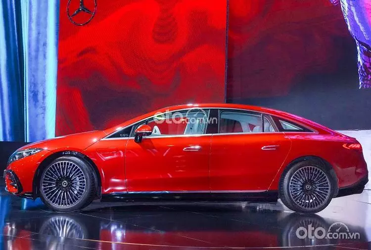 Mercedes-Benz EQS 2022 mang phong cách thiết kế Coupe thể thao, hiện đại, bắt mắt.