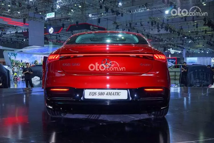  Mercedes-Benz EQS 2022 khi nhìn từ phía sau.