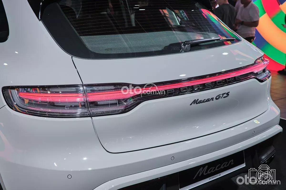 Dải LED kết nối cặp đèn hậu, gia tăng tính sang trong cho Porsche Macan 2022.