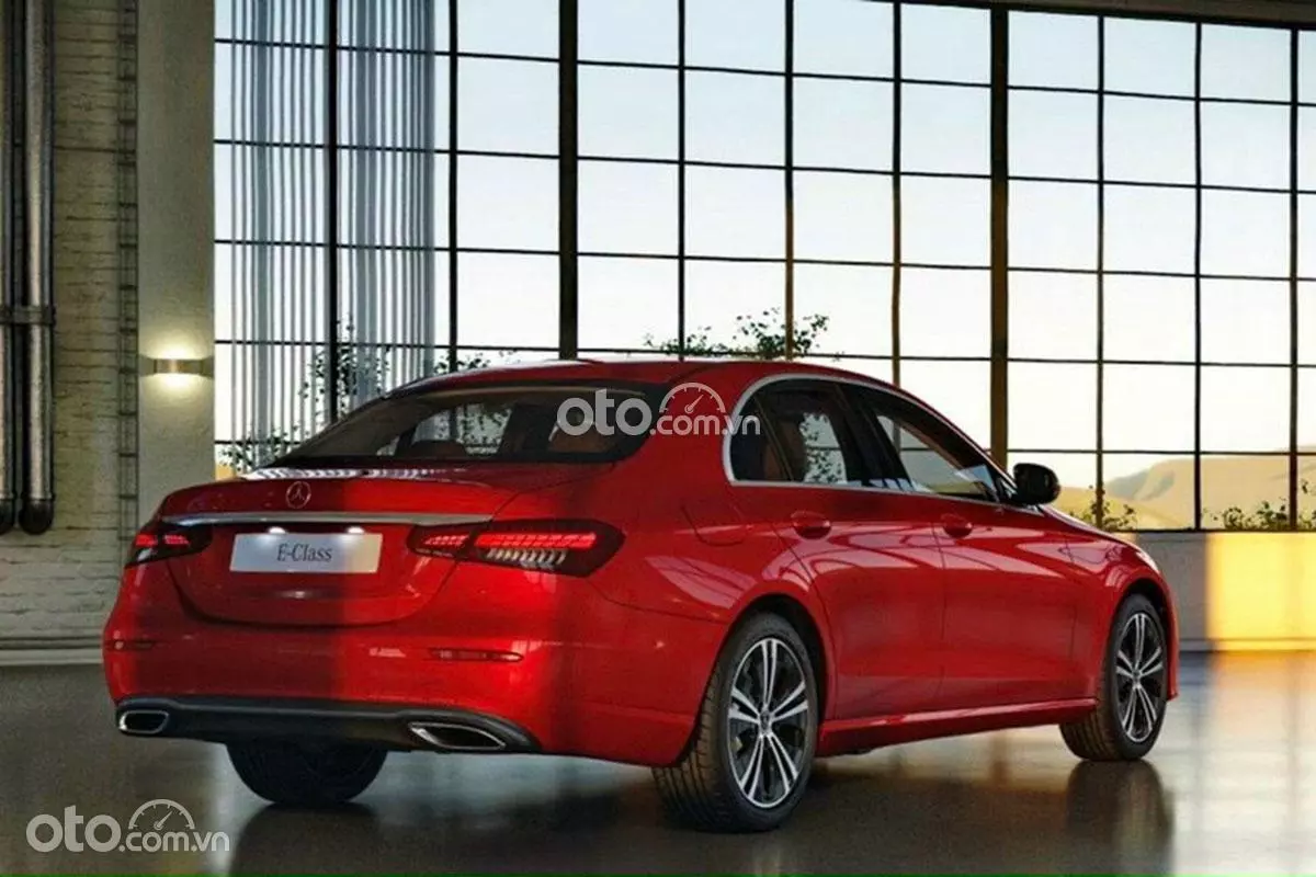 đuôi xe Mercedes-Benz E180 2021.