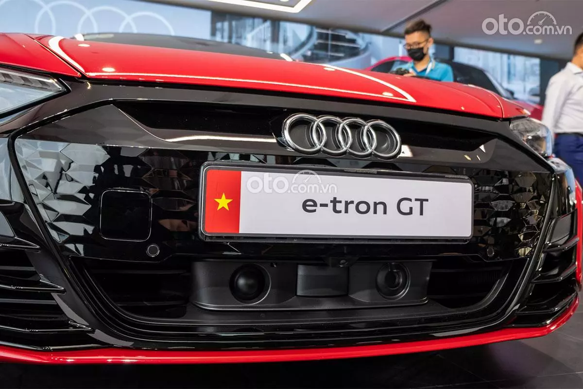 Tấm ốp nhựa đen thay thế lưới tản nhiệt trên Audi e-tron GT 2022.