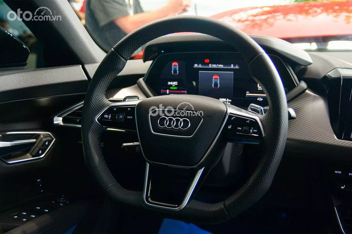 Vô-lăng dạng D-cut thể thao trên xe Audi e-tron GT.