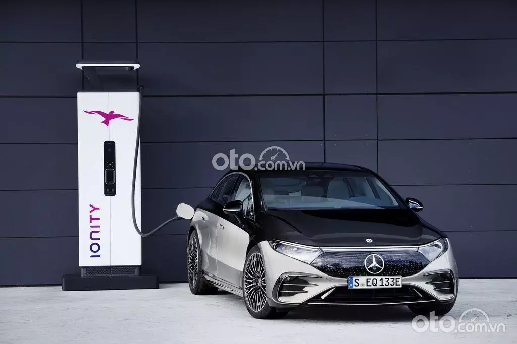 sạc xe Mercedes-Benz EQS.