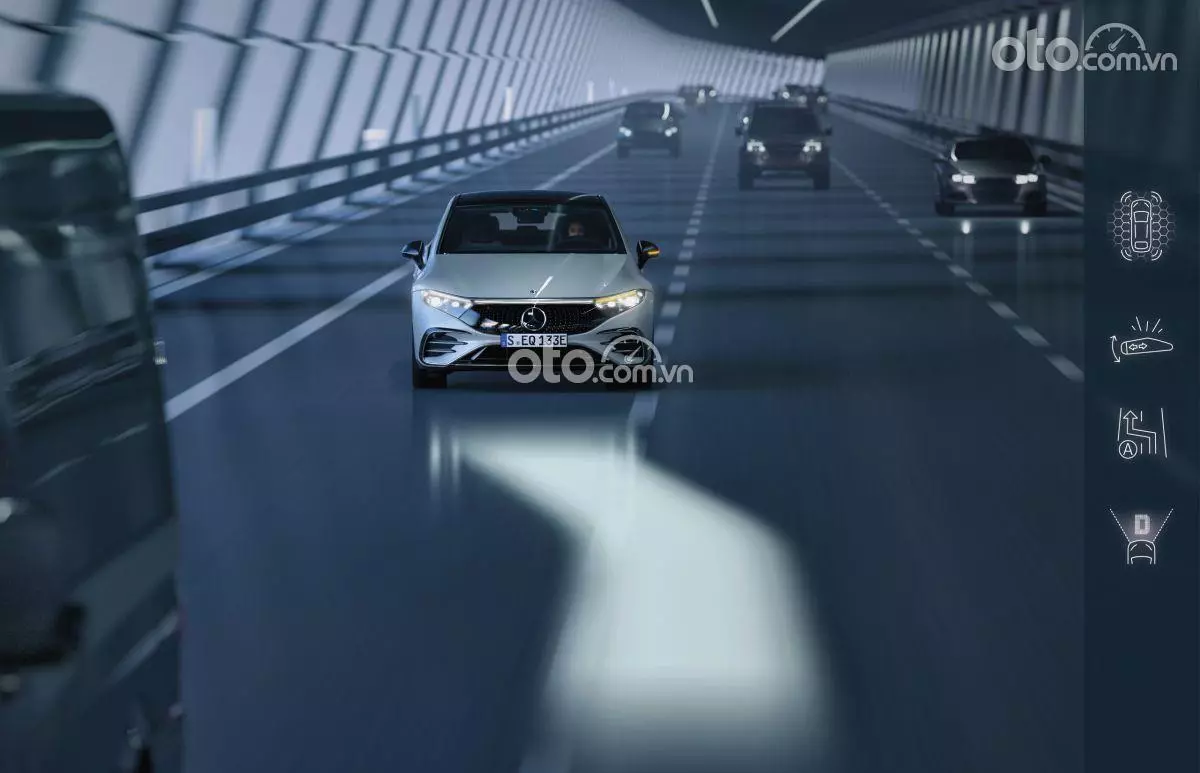 Vận hành Mercedes-Benz EQS mạnh mẽ, ấn tượng.