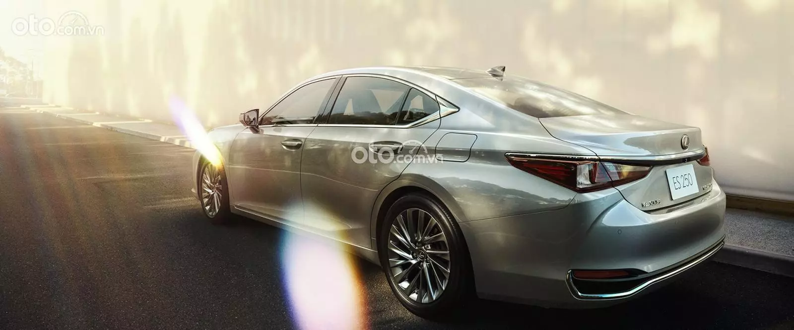 hông xe Lexus ES 250.