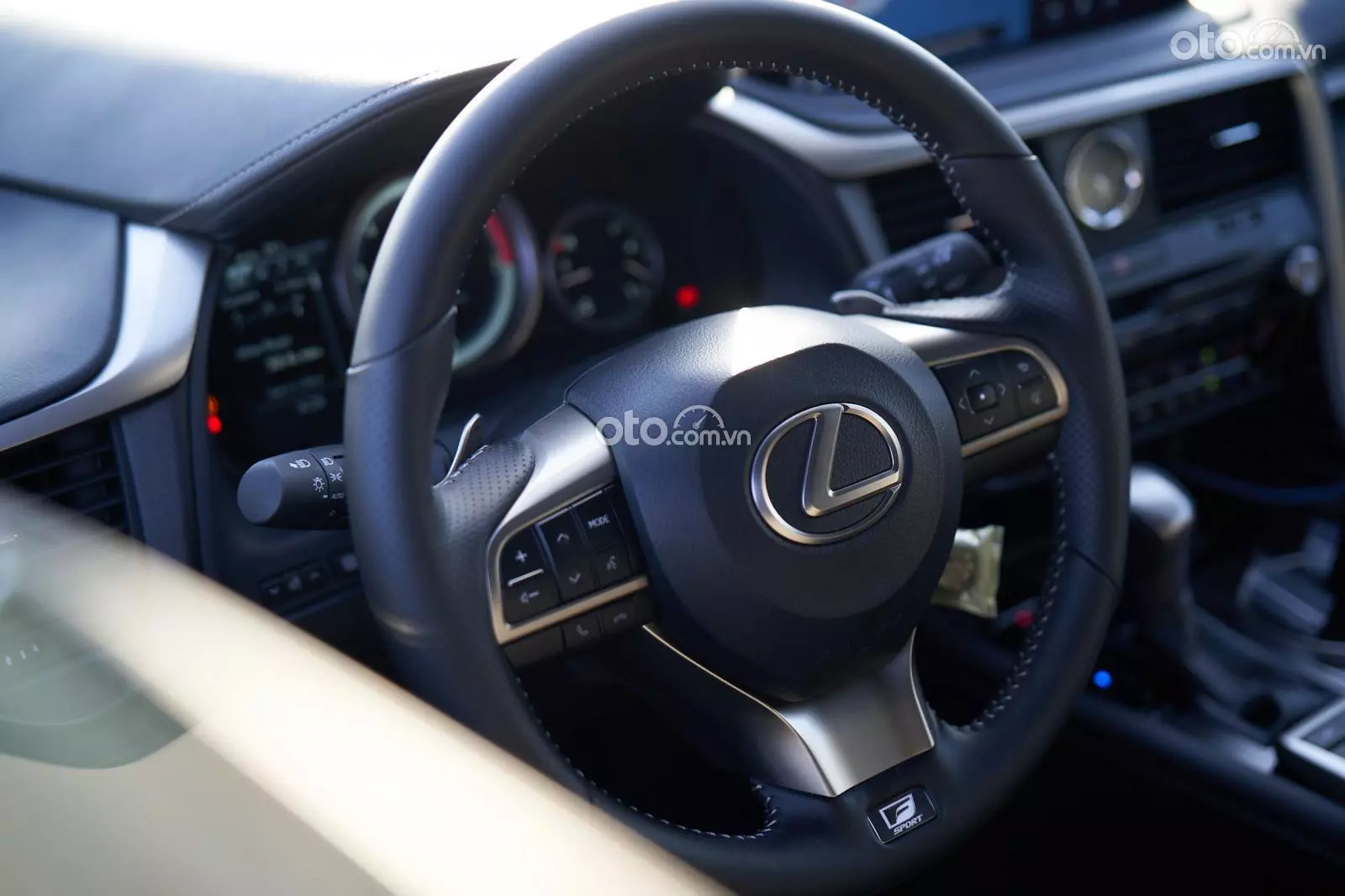 Vô-lăng F Sport bọc da đục lỗ tích hợp lẫy chuyển số trên Lexus ES 250 F Sport.