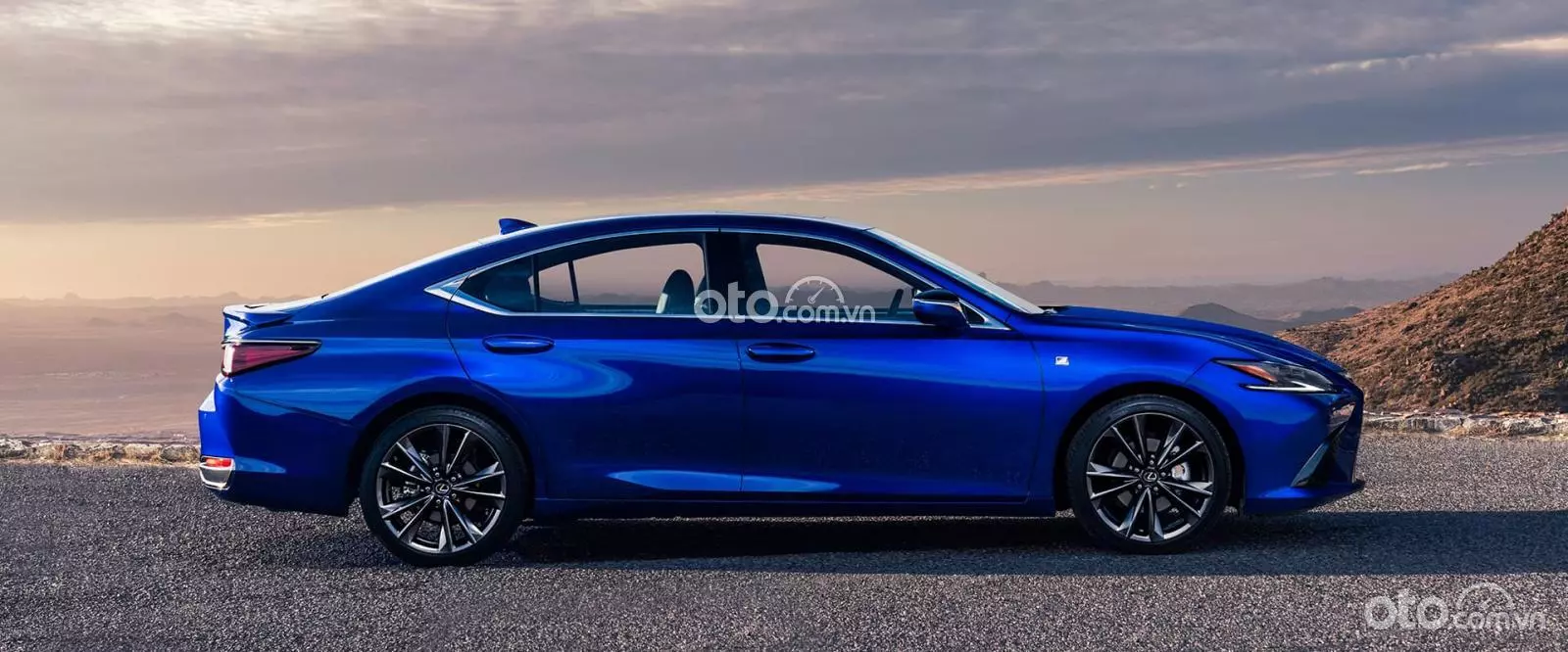 Bộ la-zăng đa chấu màu đen bóng, điểm nhấn ngoại hình trên bản F Sport.