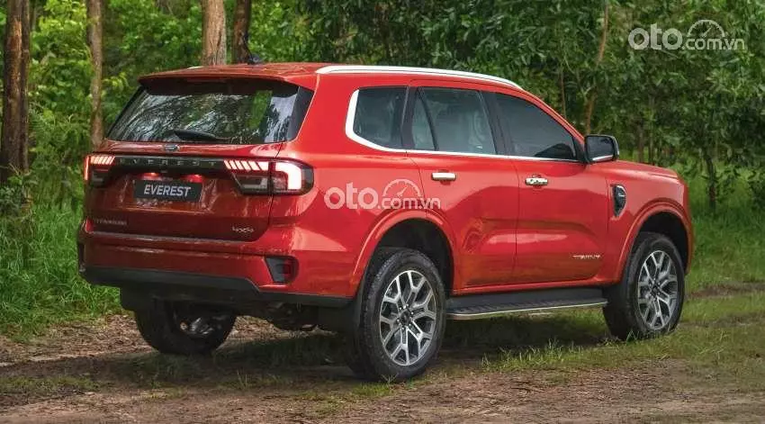 hông xe Ford Everest 2022.