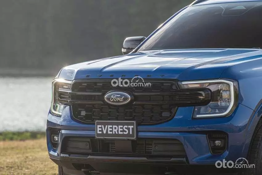 lưới tản nhiệt xe Ford Everest 2022.