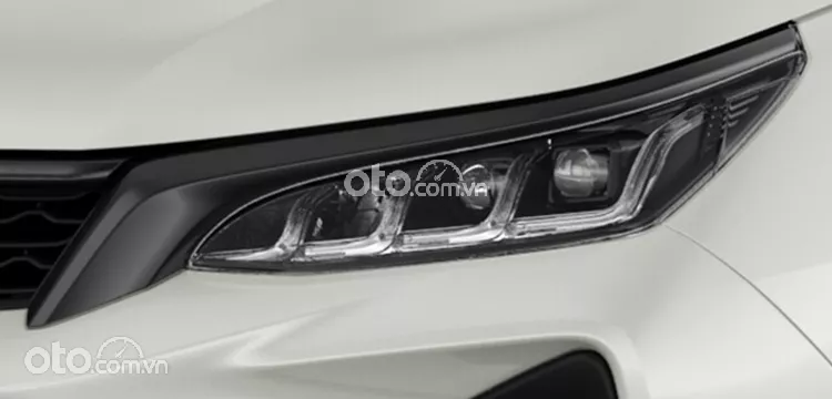 đèn pha xe Toyota Fortuner 2022.