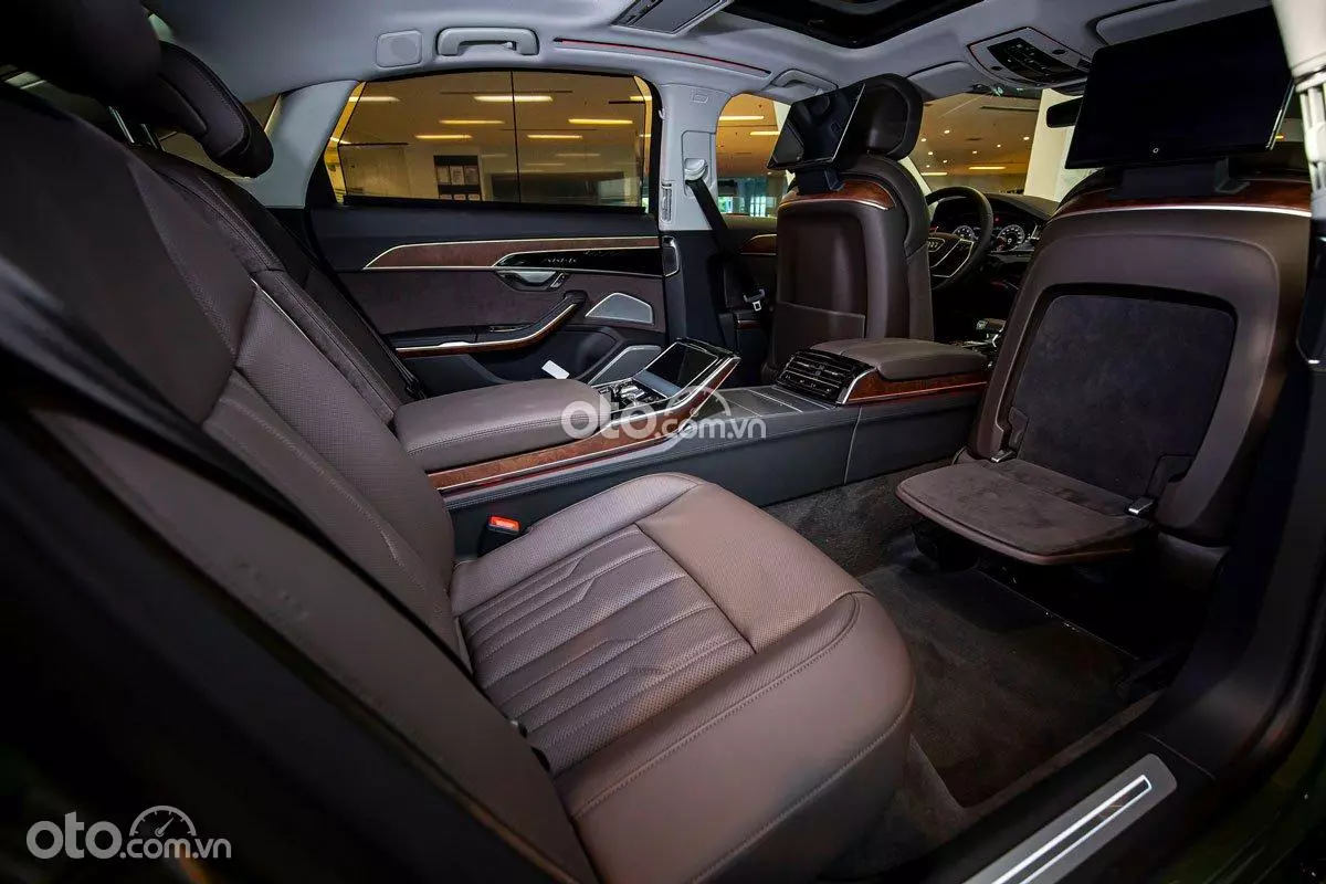 Hàng ghế thứ 2 trên xe Audi A8 2022.