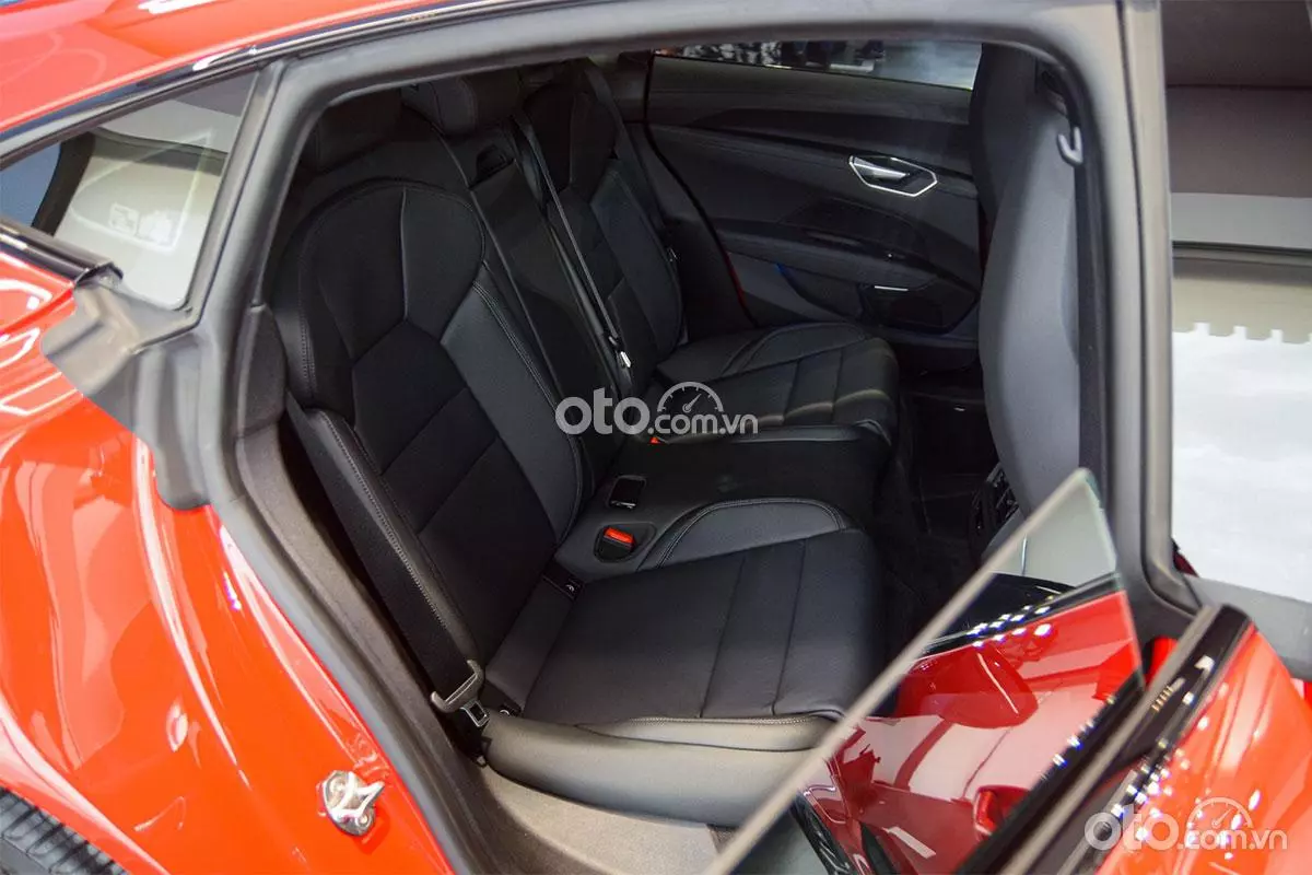 Hàng ghế thứ 2 trên xe Audi e-tron GT.
