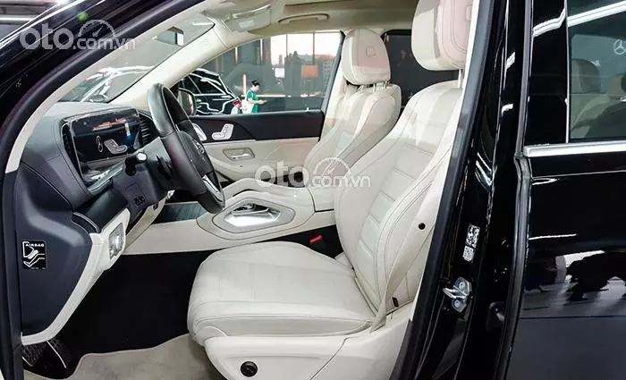 khang lái xe Mercedes GLS 450 4Matic.