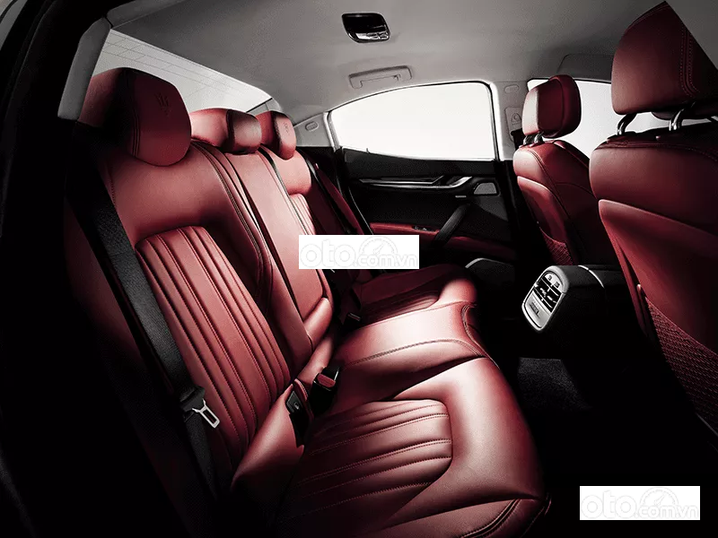 hàng ghế sau xe Maserati Ghibli 2021.