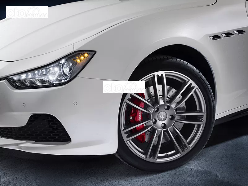 đèn pha và la-zang Maserati Ghibli 2021.