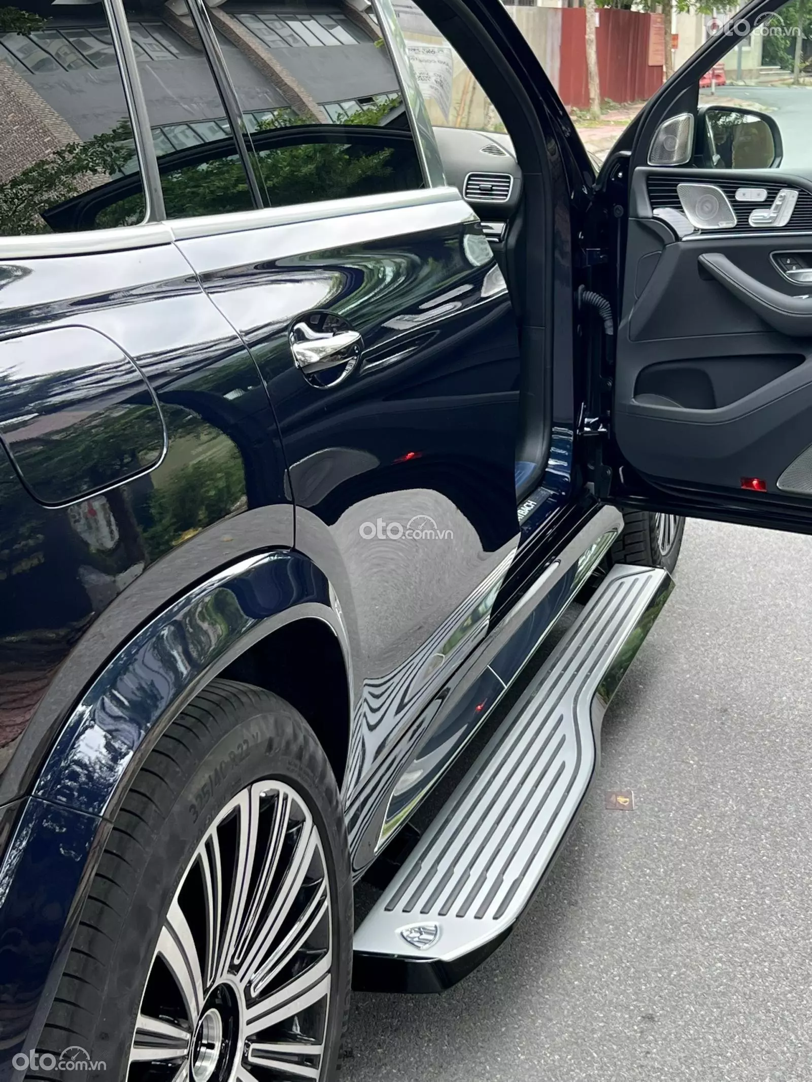 bệ lên xuống xe Mercedes-Maybach GLS 480 4Matic.