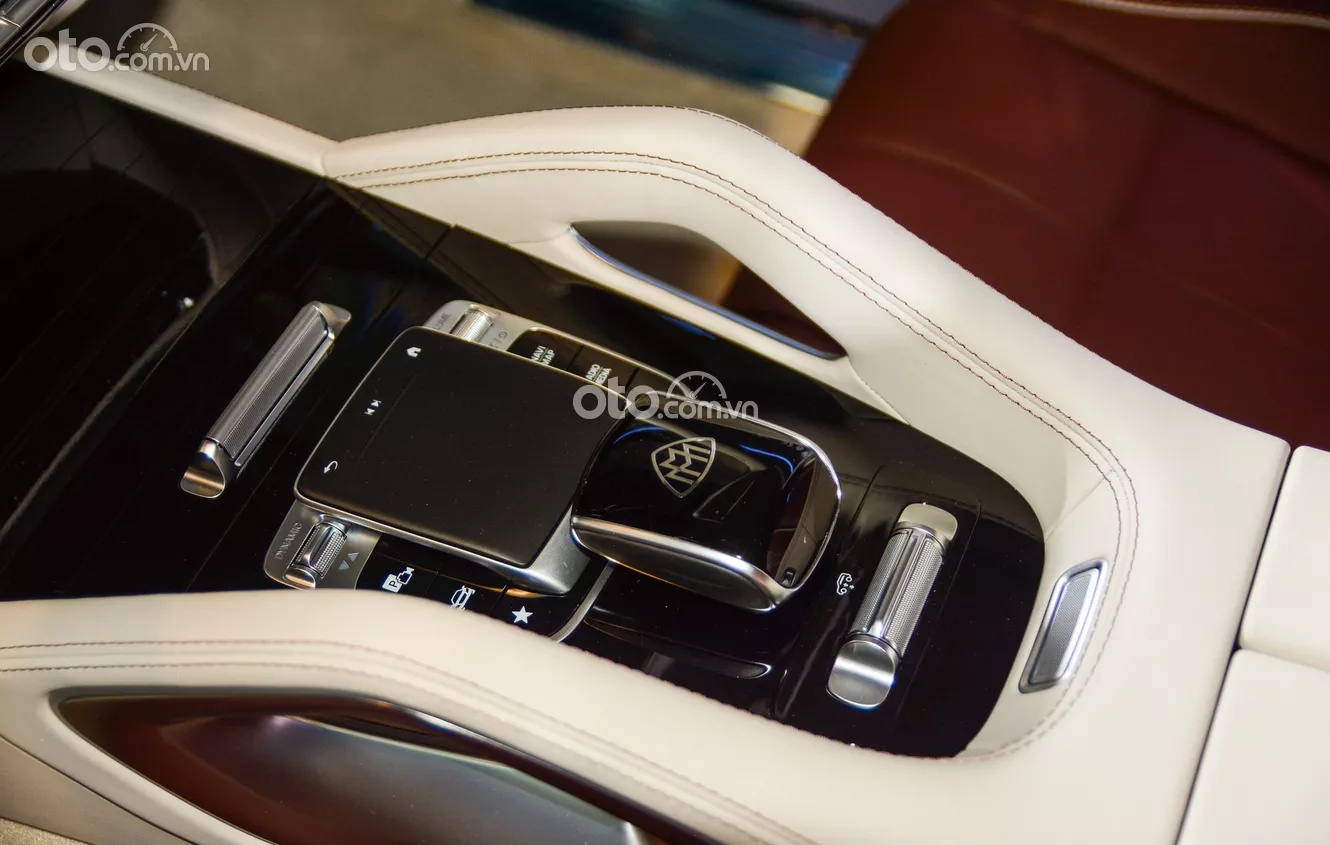 bảng điều khiển trung tâm của xe Mercedes-Maybach GLS 480 4Matic 2022.