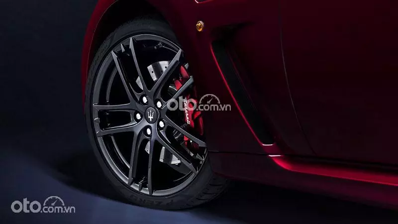 la-zăng xe Maserati GranTurismo.