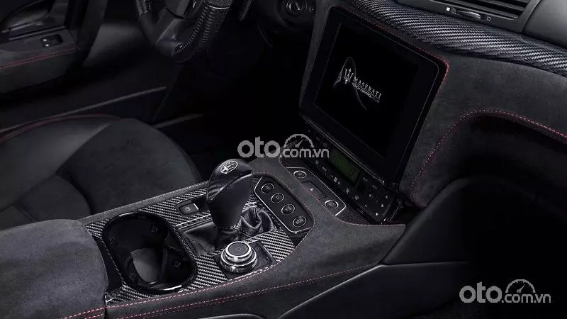 bảng điều khiển trung tâm Maserati GranTurismo.