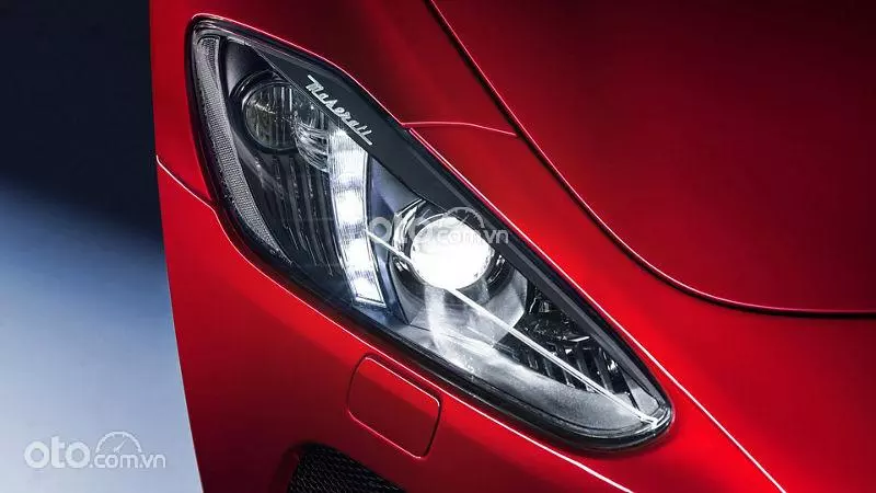 đèn xe Maserati GranTurismo.