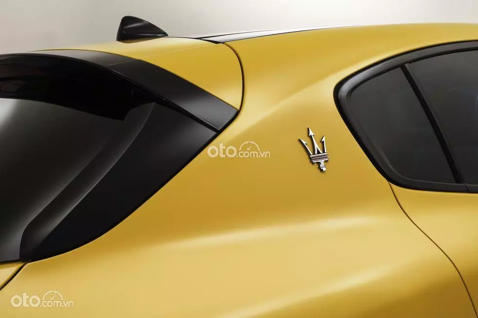 ăng-ten vây cá trên xe Maserati Grecale 2022.