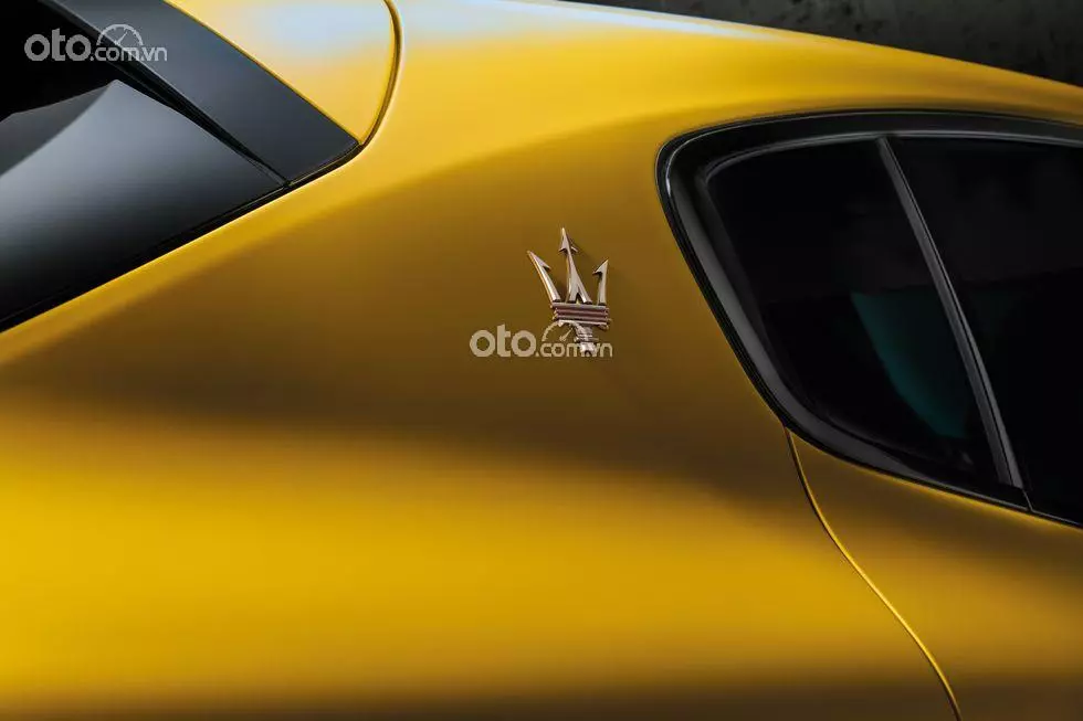 logo thương hiệu ở phần hông xe Maserati Grecale 2022.