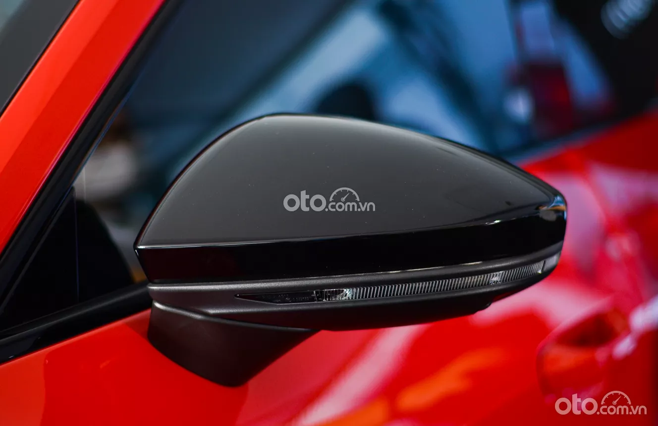 Gương chiếu hậu tích hợp đèn xi-nhan LED trên Audi e-tron GT.