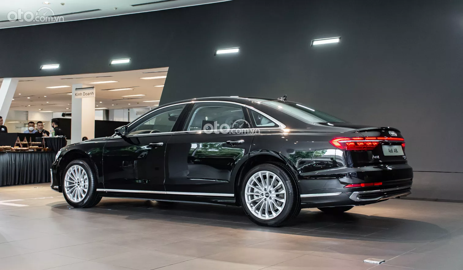 Hông xe Audi A8 2022.