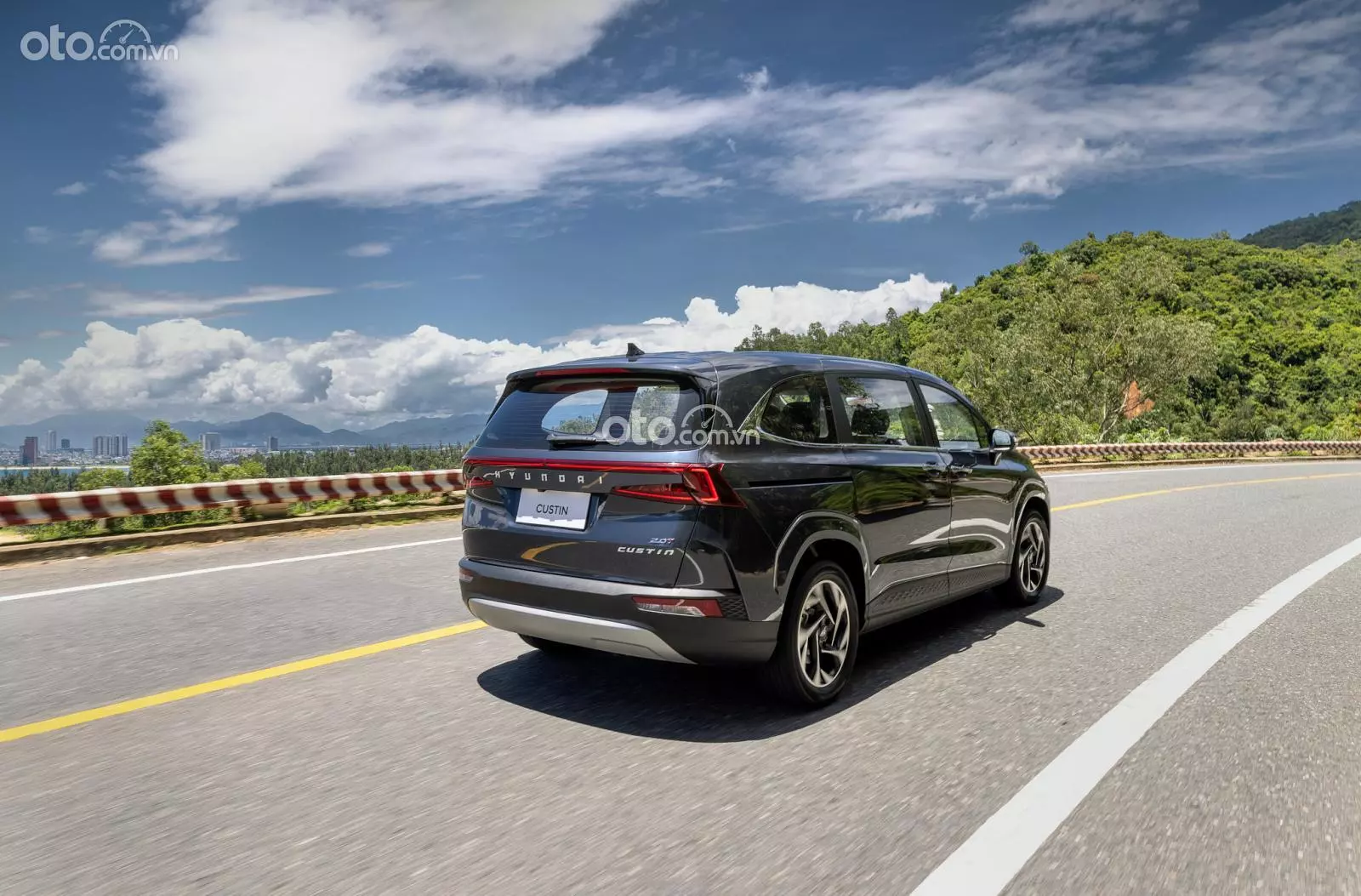 Hông xe Hyundai Custin Hông xe Hyundai Custin .