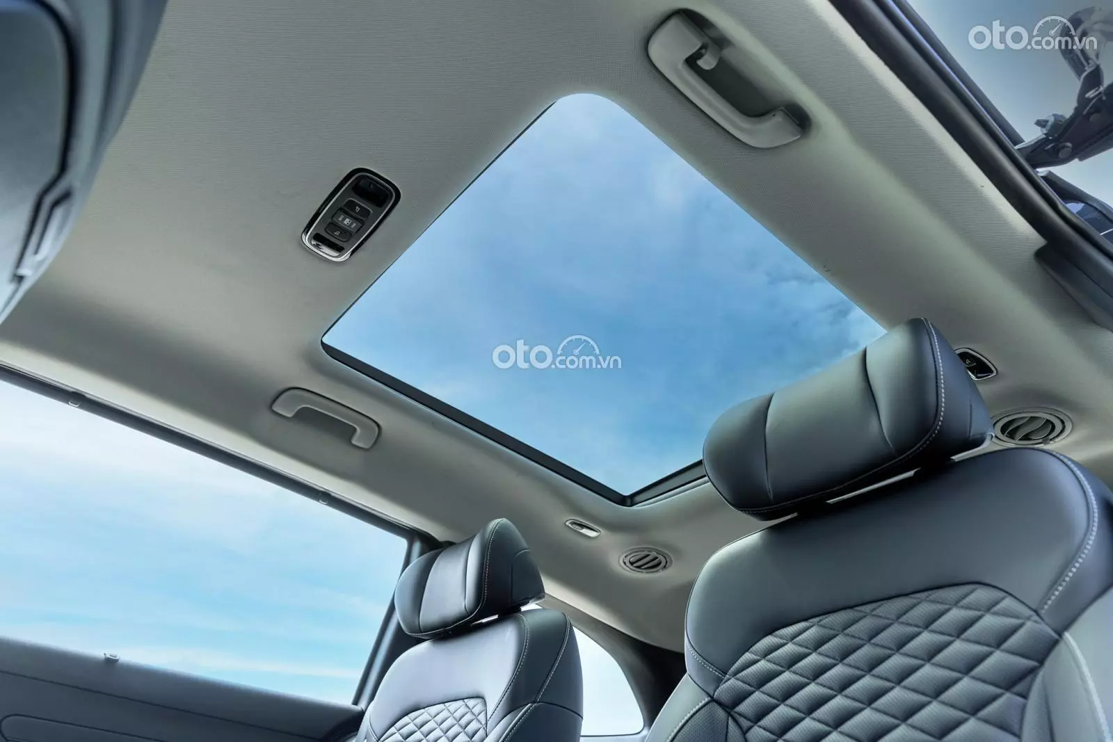 Cửa sổ trời xe Hyundai Custin Cửa sổ trời xe Hyundai Custin.