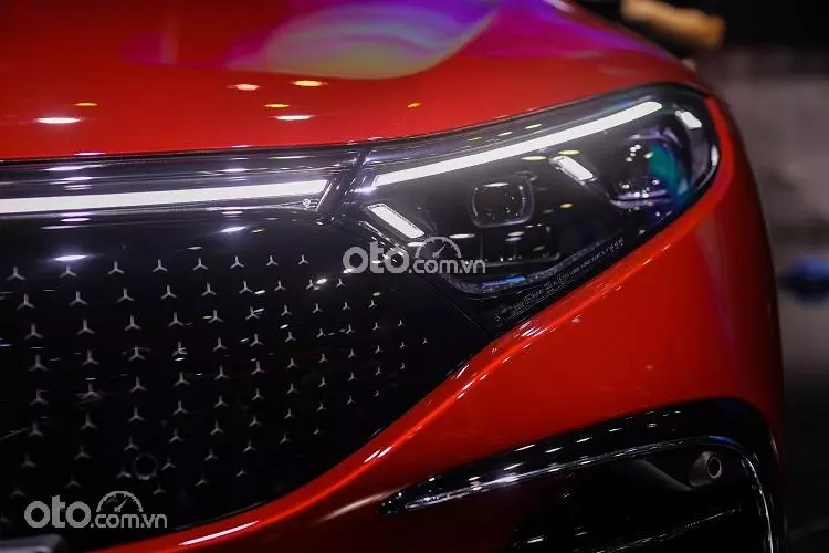 Hệ thống chiếu sáng trước của xe Mercedes-Benz EQS .