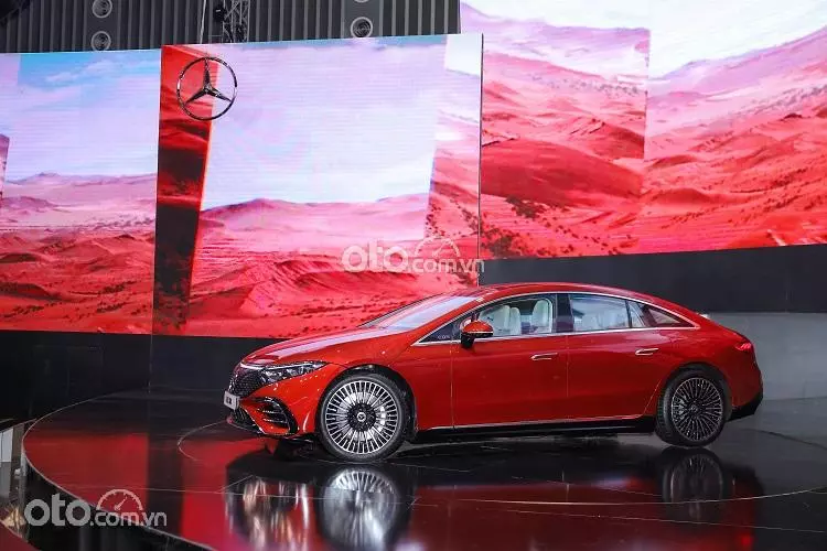 Tay nắm cửa dạng thụt thò trên xe Mercedes-Benz EQS 2022.