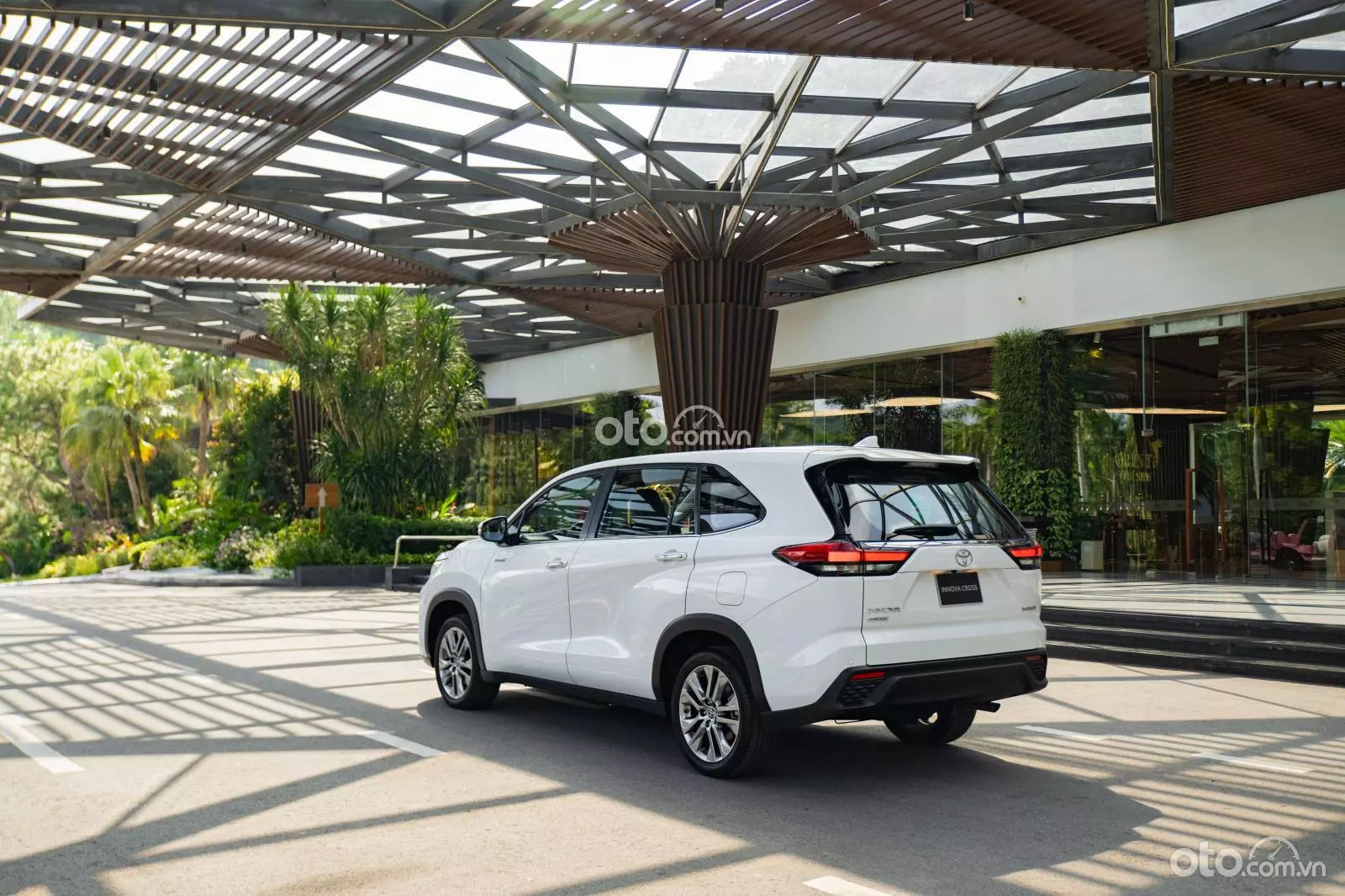 Toyota Innova Cross khi nhìn từ bên hông Toyota Innova Cross khi nhìn từ bên hông.