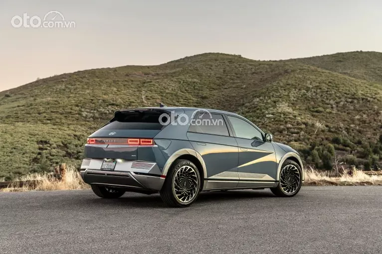 hông xe Hyundai Ioniq 2022