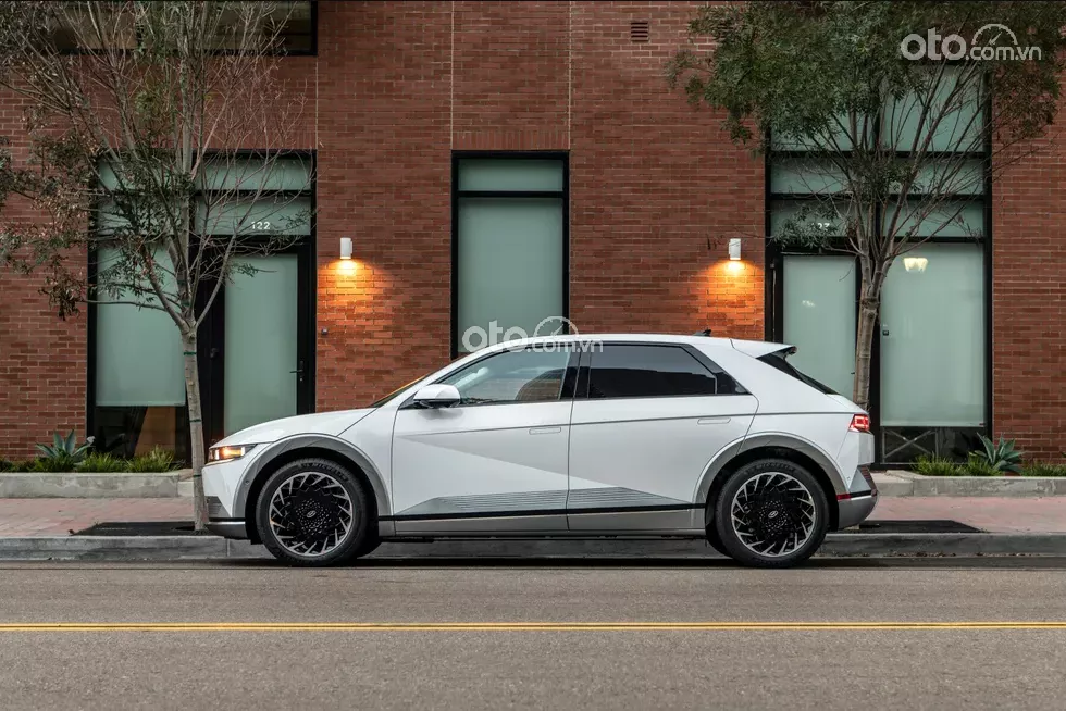 thân xe Hyundai Ioniq 2022.