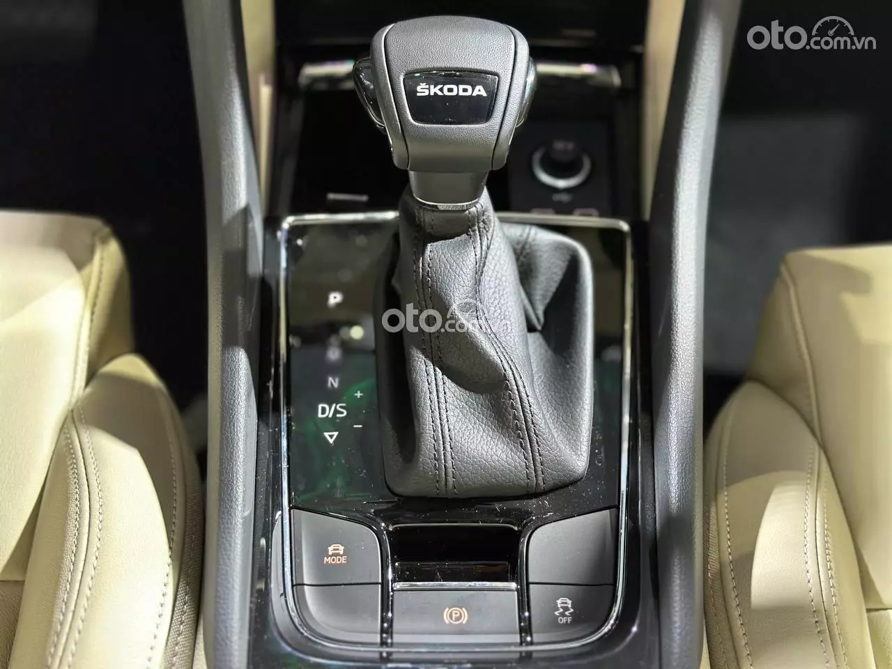 Cần số xe Skoda Karoq.