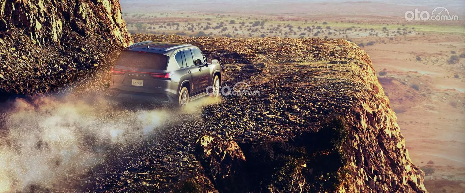 Lexus LX 600 thách thức mọi địa hình.