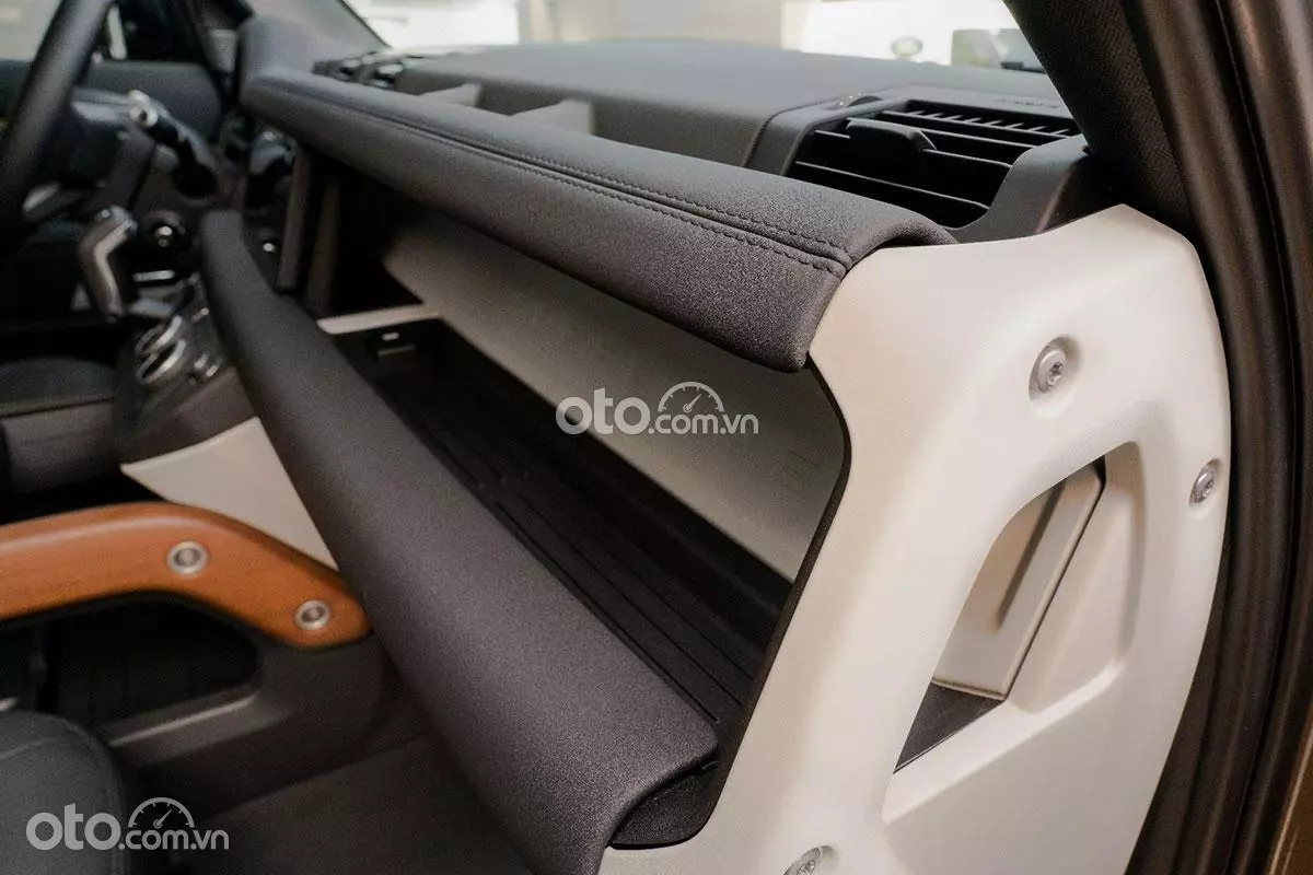 táp-lô Land Rover Defender.