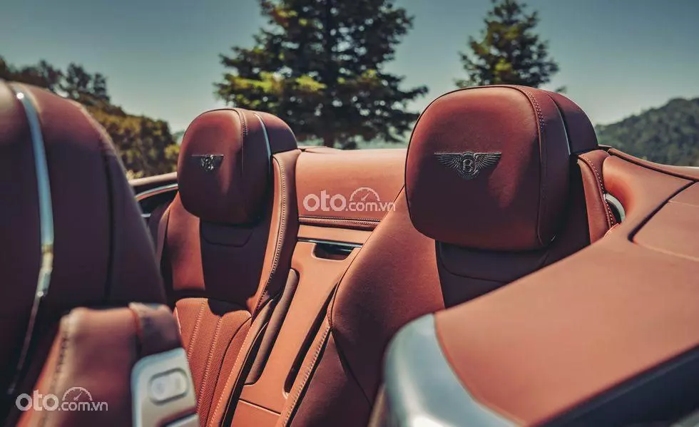 logo thương hiệu trên ghế xe Bentley Continental GT