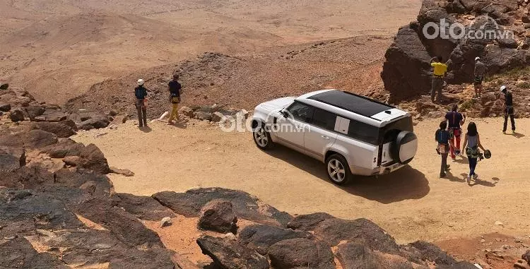 Giá xe Land Rover Defender 2022.