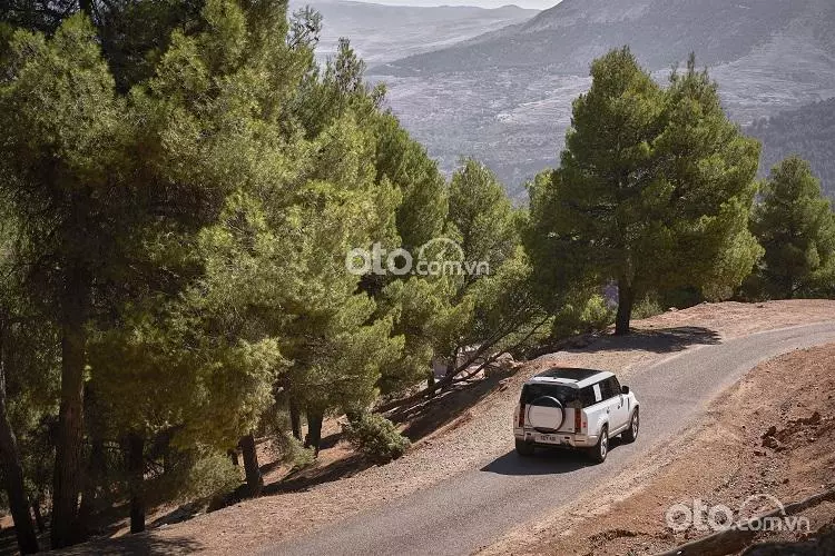 giá lăn bánh Land Rover Defender 2022.