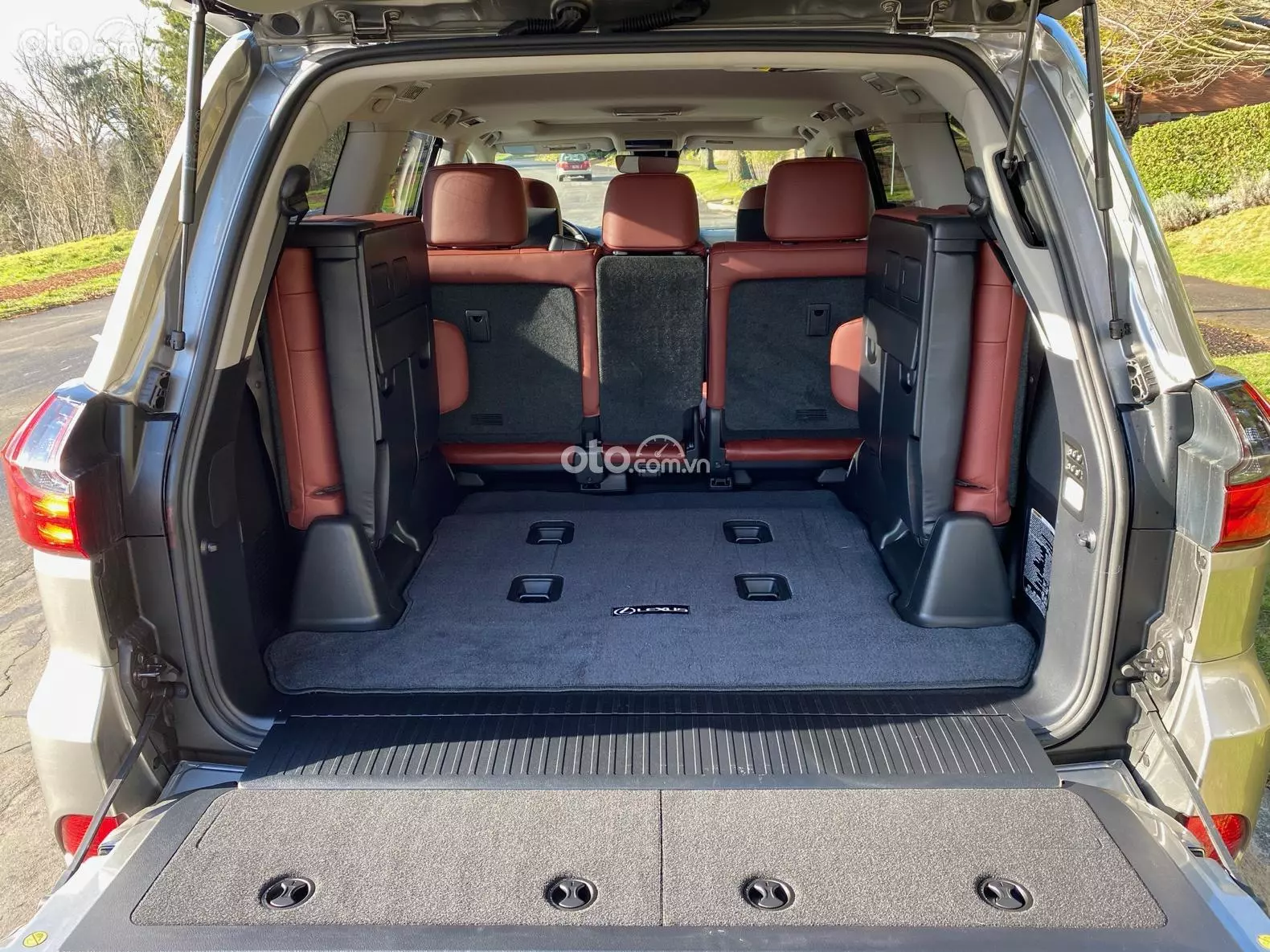 khoang hành lý trên Lexus LX 570 khoang hành lý trên Lexus LX 570.