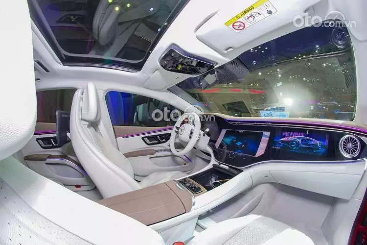 Màn hình trung tâm không lồ trên Mercedes-Benz EQS 2022.