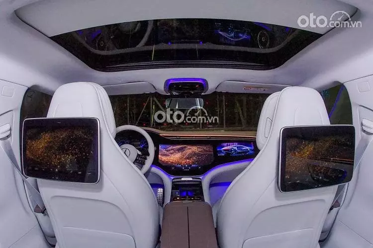 Cặp màn hình dành riêng cho khoang hành khách trên xe Mercedes-Benz EQS 2022